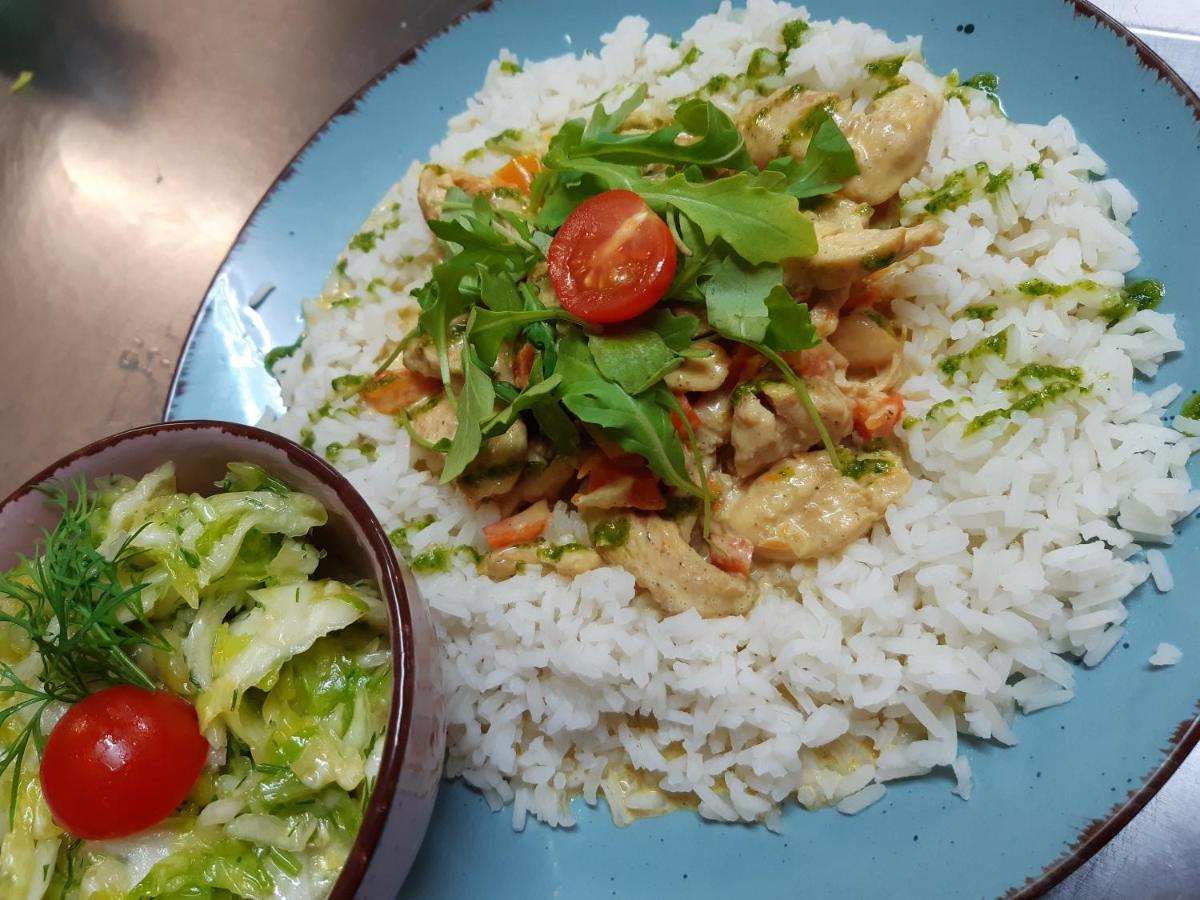 Route One - Restauracja & Pokoje Hotelowe 兹盖日 外观 照片